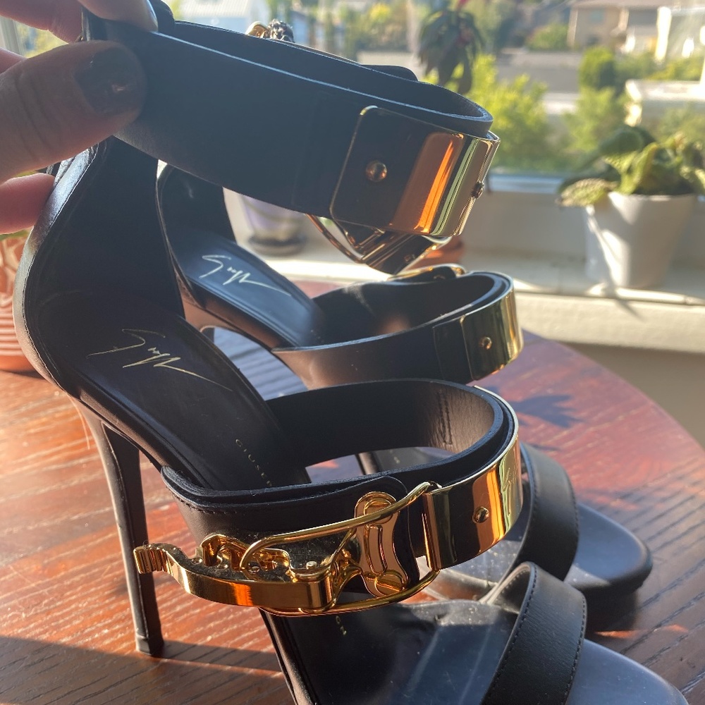 Giuseppe Zanotti Black Leather Strappy Ski Buckle Embellished Sandals